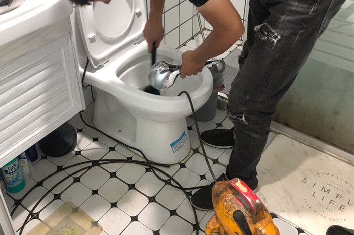 焦作马桶堵塞自己疏通还是找师傅?专业上门服务让你省时更省心